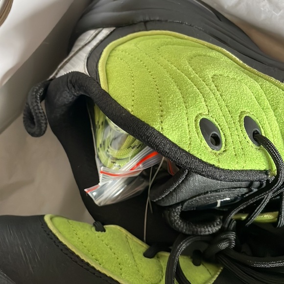 Athletic_Shoes